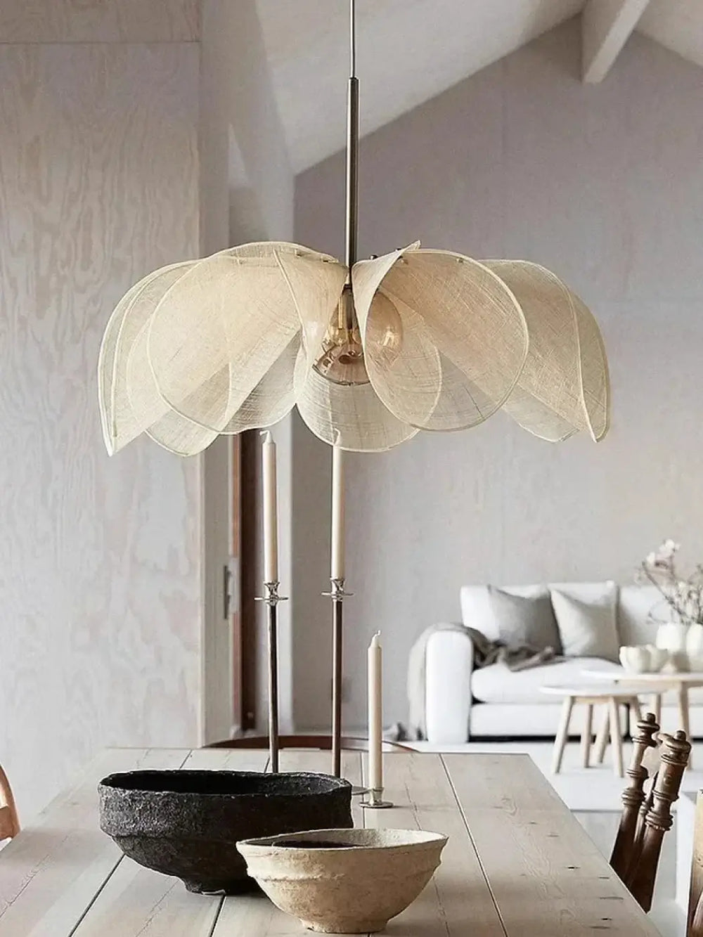 Suspension luminaire délicate translucides évoquant feuille en pétales 