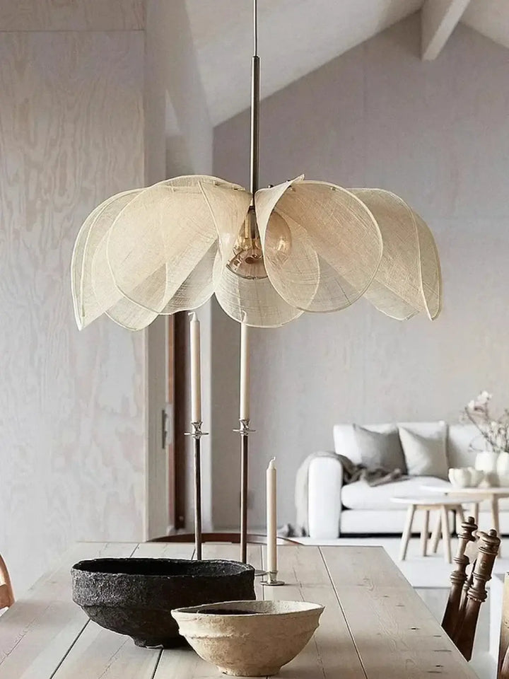 Suspension luminaire délicate translucides évoquant feuille en pétales 