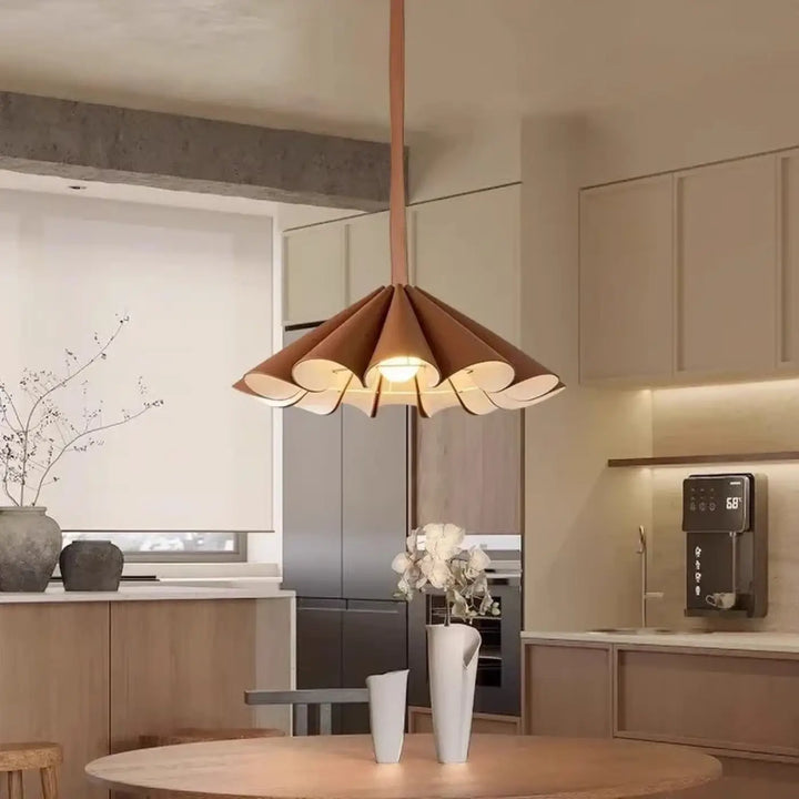 Suspension luminaire orvia en cuivre avec design superposé en forme de pétales suspendue par un cordon assorti