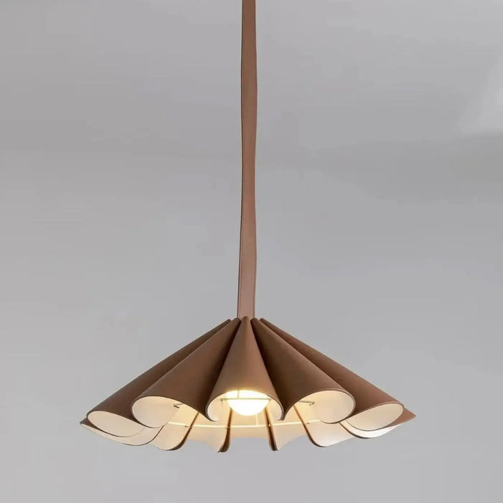 Suspension luminaire orvia en forme de pétale ton chaud avec cordon en cuir élégant et éclairage diffus doux