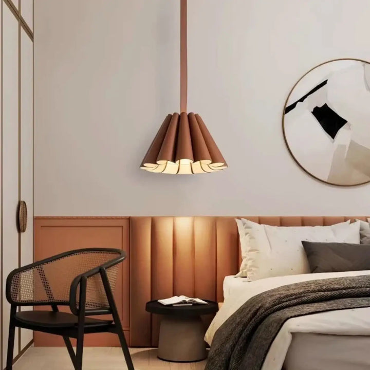Suspension luminaire orvia avec lampe pendant flûtée ton chaud en métal cuivre diffusant une lumière douce