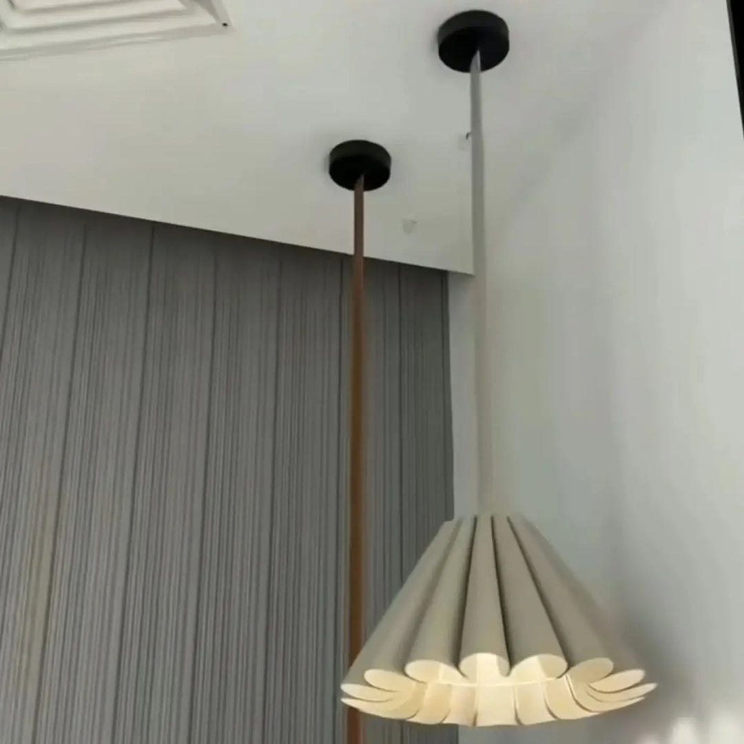 Suspension luminaire orvia beige moderne plissée avec fixation plafond noire élégante et cordon métallique fin