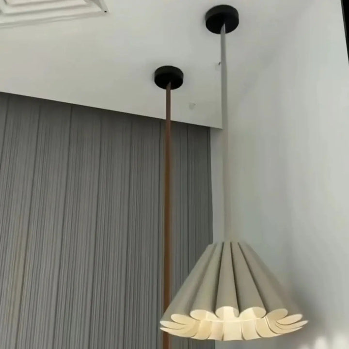 Suspension luminaire orvia beige moderne plissée avec fixation plafond noire élégante et cordon métallique fin
