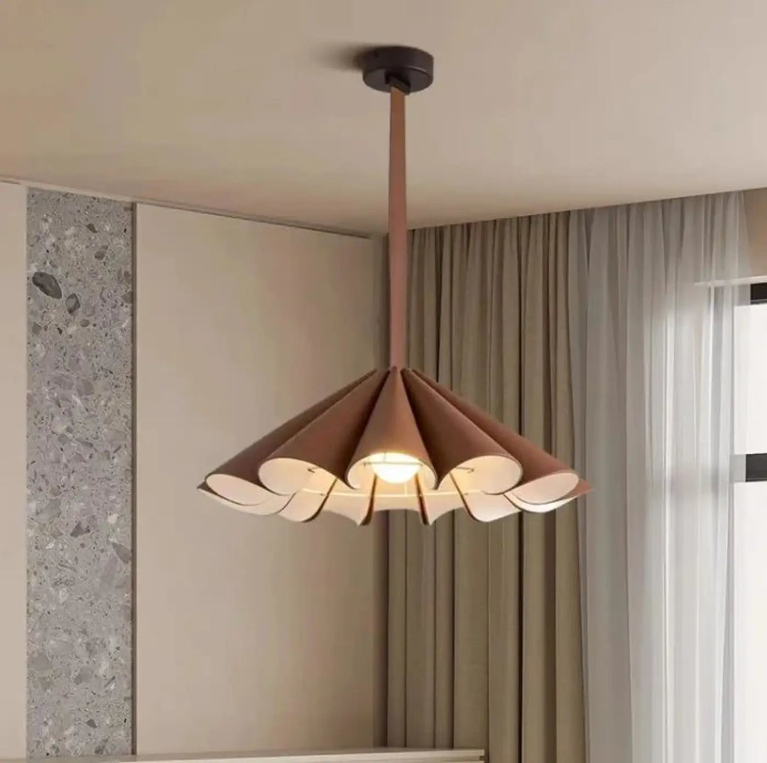 Suspension luminaire orvia avec finition cuivrée moderne et abat-jours en forme de pétale diffusant une lumière douce