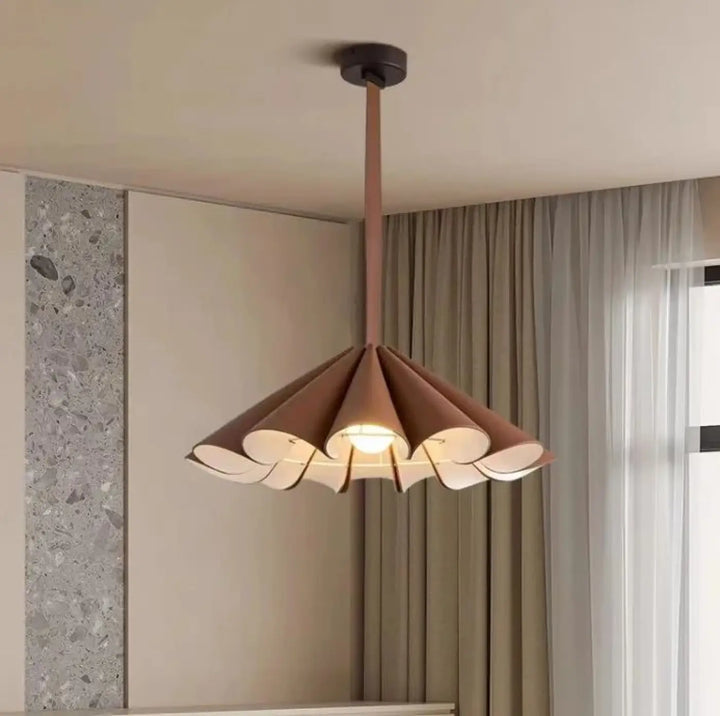 Suspension luminaire orvia avec finition cuivrée moderne et abat-jours en forme de pétale diffusant une lumière douce