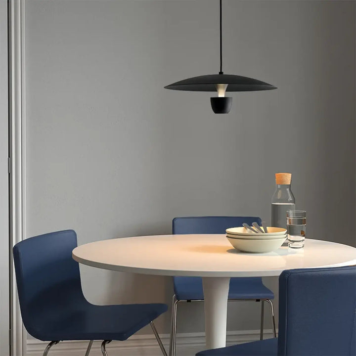 Suspension luminaire habaka noir minimaliste avec abat-jour disque et logement central pour ampoule sans frais supplémentaires