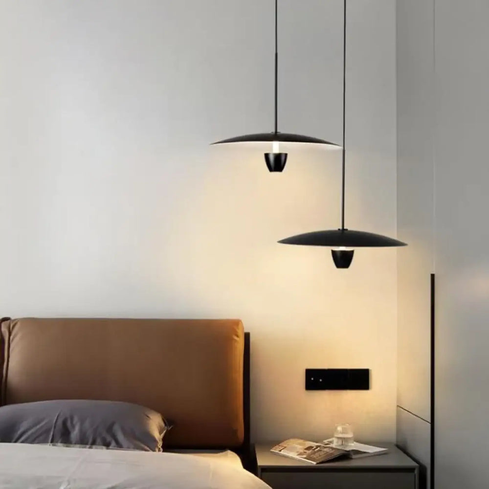 Suspension luminaire habaka avec deux suspensions noires élégantes à abat-jour disque minimaliste au-dessus du lit