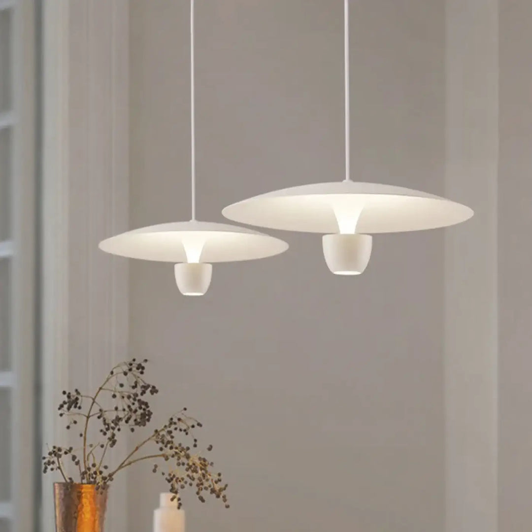 Deux suspensions luminaires blanches minimalistes avec abat-jours disques et cordons fins, sans frais supplémentaires habaka