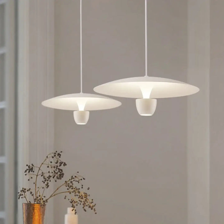 Deux suspensions luminaires blanches minimalistes avec abat-jours disques et cordons fins, sans frais supplémentaires habaka