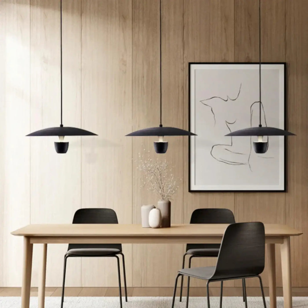Trois suspensions luminaire habaka noires élégantes avec abat-jour minimaliste en disque au-dessus d’une table en bois sans frais supplémentaires