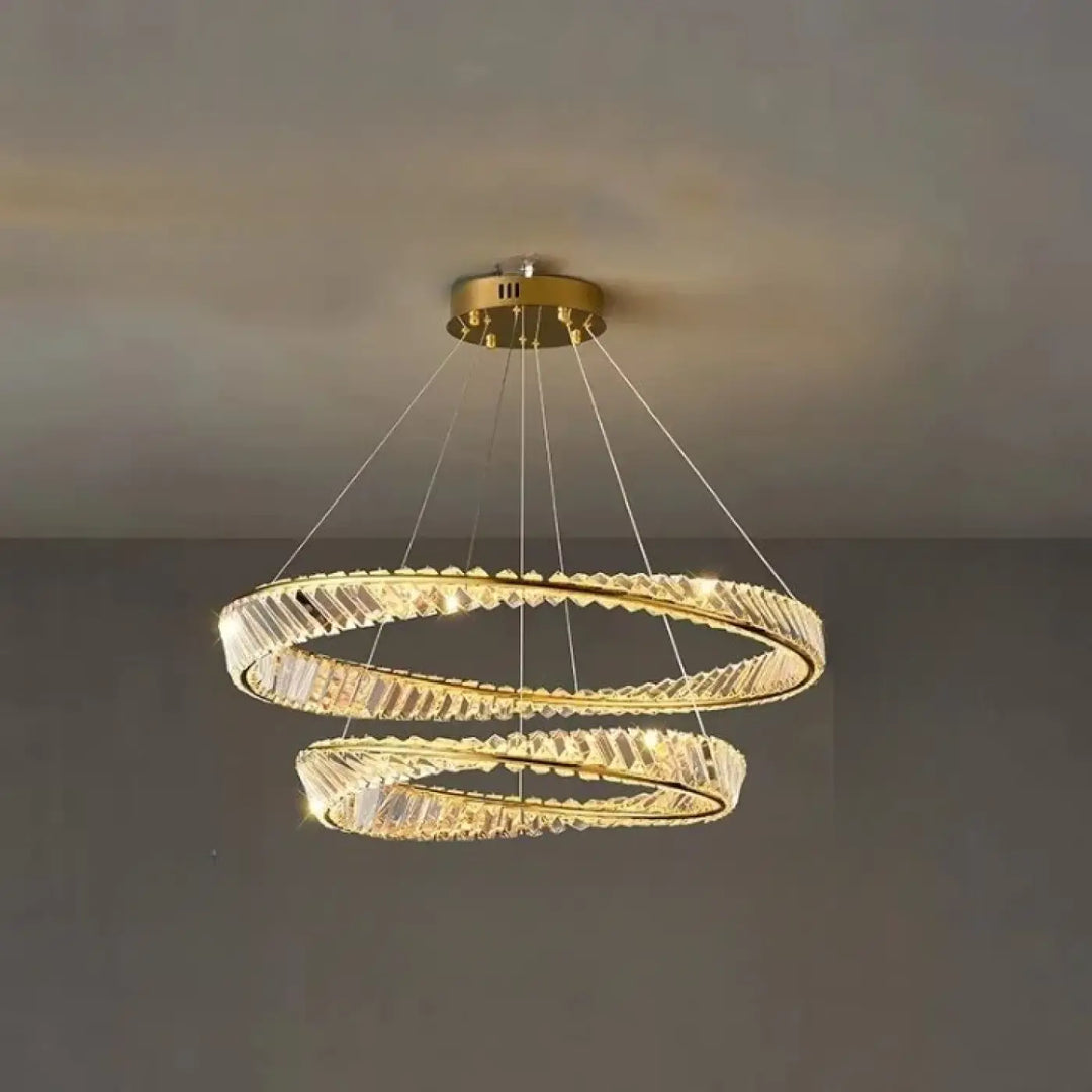 Chandelier double anneau à double finition ton or avec accents en cristal facetté.
