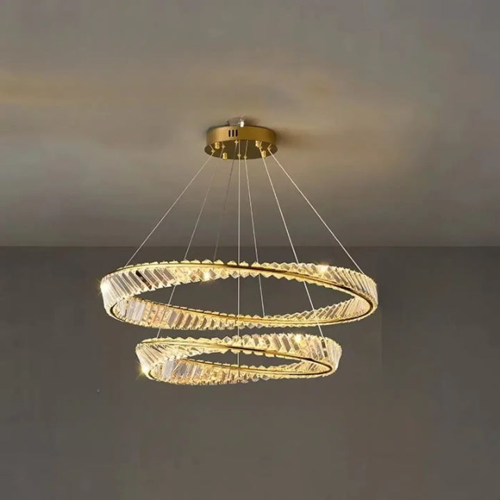 Chandelier double anneau à double finition ton or avec accents en cristal facetté.