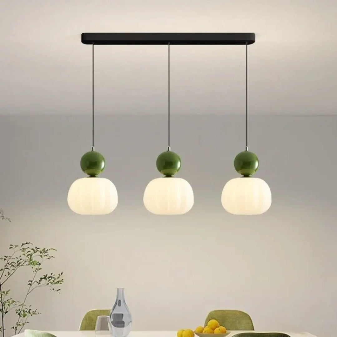 Suspension luminaire design moderne à trois lumières avec barre rectangulaire noire mate et accents verts olivine aux globes en verre dépoli