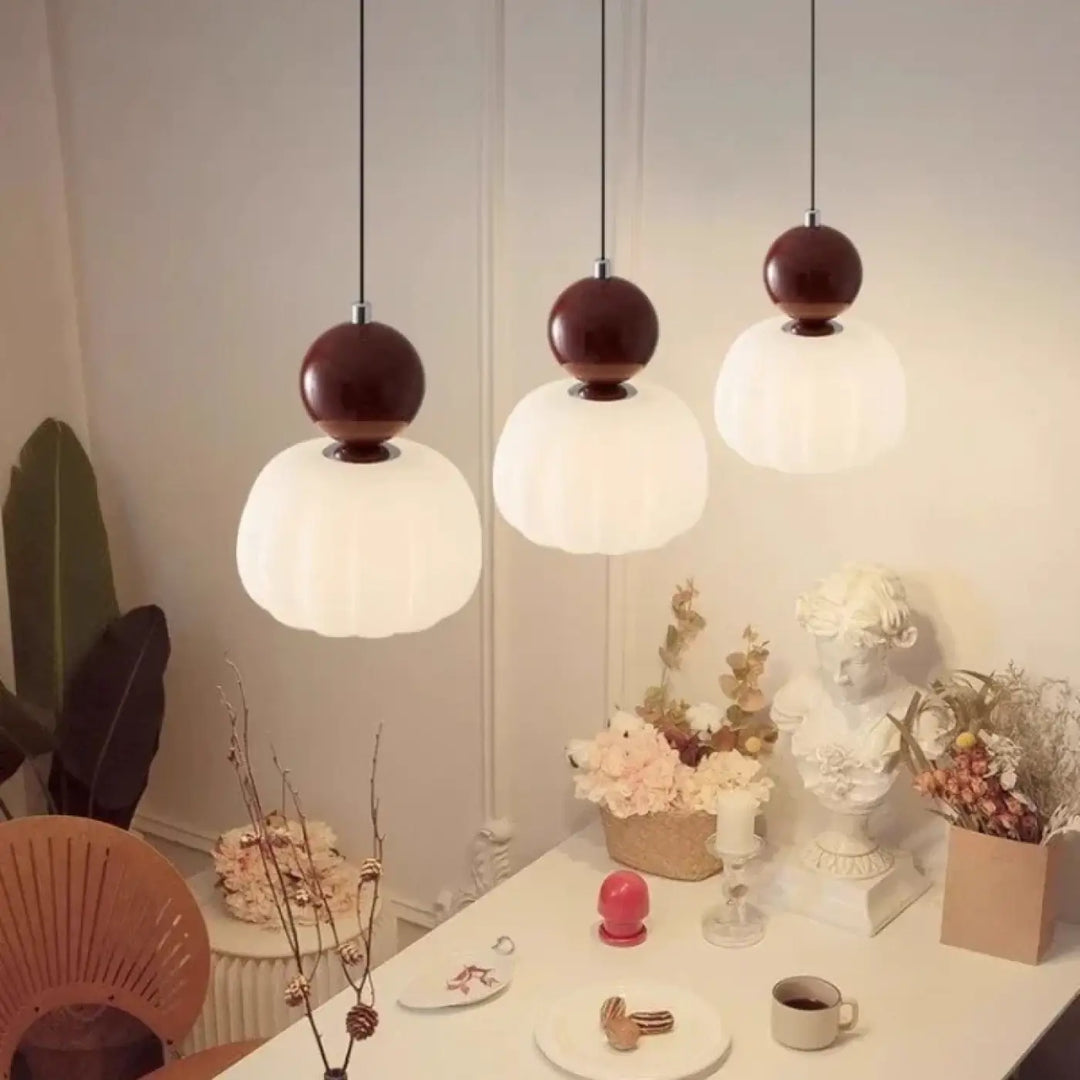 Suspension luminaire myusa avec trois suspensions en bois foncé et abat-jour en verre blanc givré nervuré