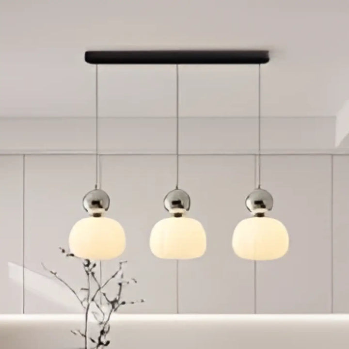 Suspension luminaire myusa en métal noir moderne avec cinq globes en verre dépoli pour un luminaire design aux intérieur contemporain