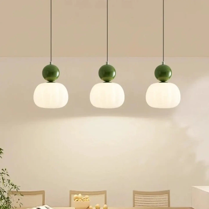 Suspension luminaire myusa avec trois suspensions modernes vert mat et globe blanc givré en design luminaire aux