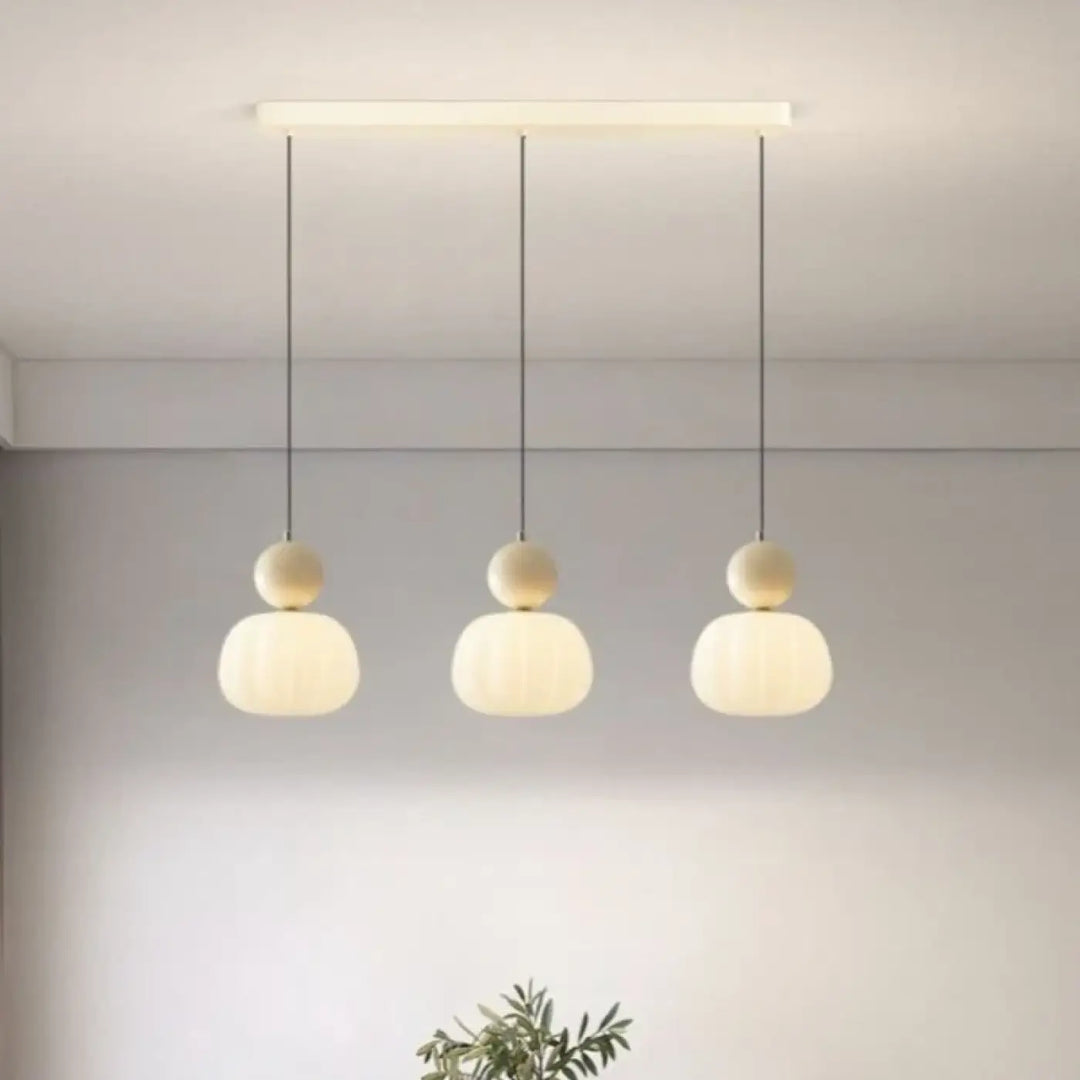 Suspension luminaire myusa avec trois abat-jours sphériques en verre mat blanc et sphères en bois au-dessus