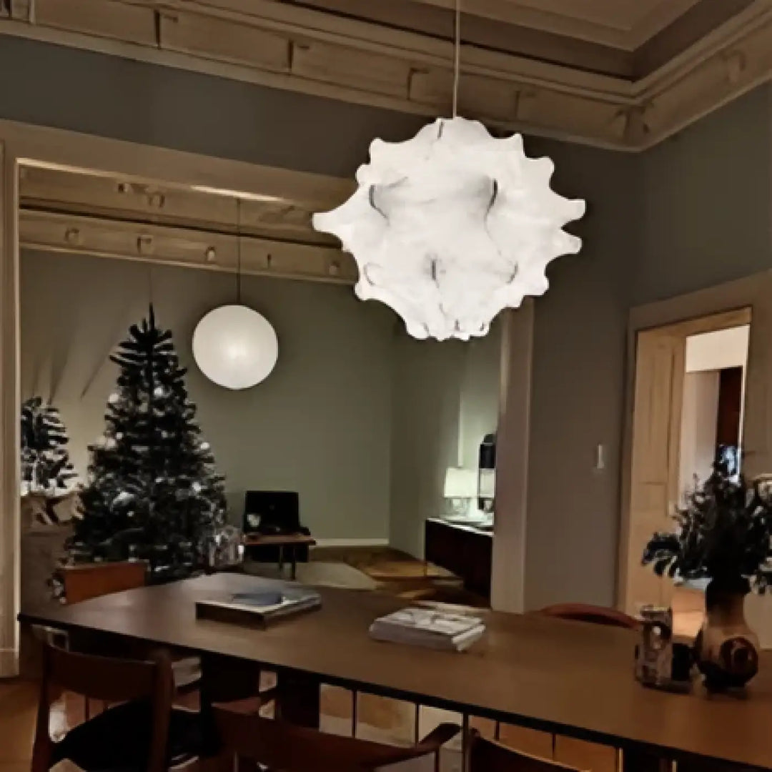 Suspension luminaire wavea blanc avec design sculptural et superposé en forme organique suspendu au plafond