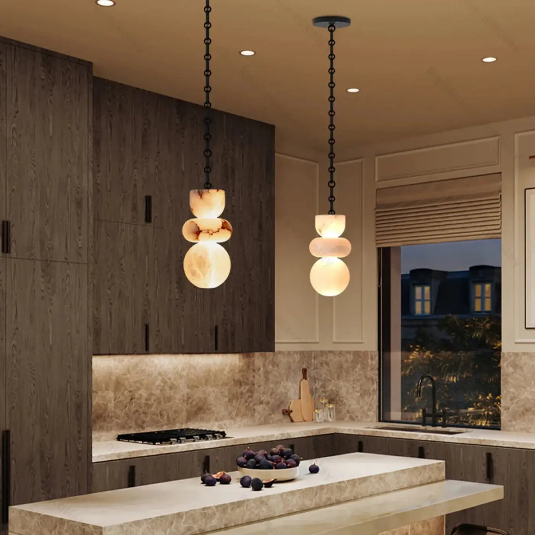 Deux luminaires suspension batta avec ampoules led lustre en albâtre blanc et chaînes noires intensité variable possible