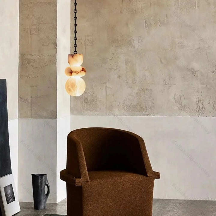 Suspension luminaire batta en ambre chaud avec design organique empilé et chaîne noire led lustre intensité variable