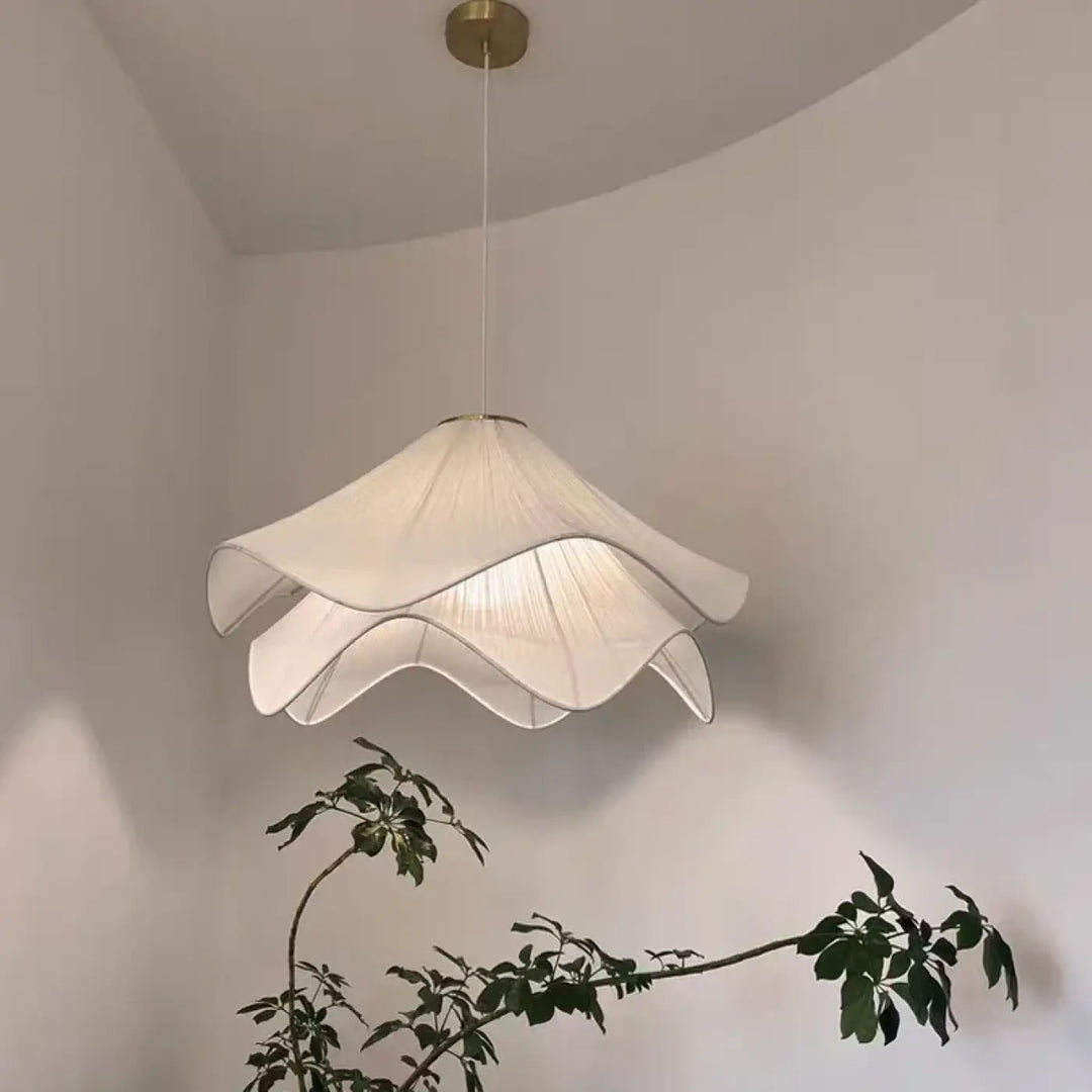 Suspension luminaire troka en tissu blanc délicat avec design pétale superposé et fixation plafond dorée