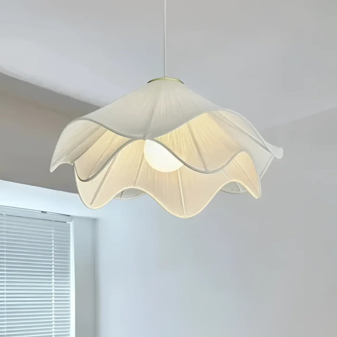 Suspension luminaire troka en tissu délicat ivoire avec design en forme de pétales et bordure dorée subtile