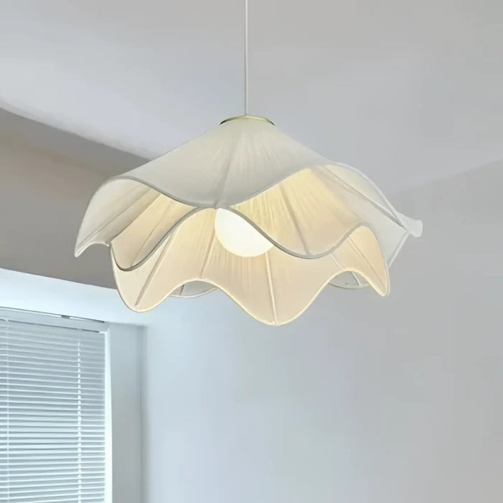 Suspension luminaire troka en tissu délicat ivoire avec design en forme de pétales et bordure dorée subtile