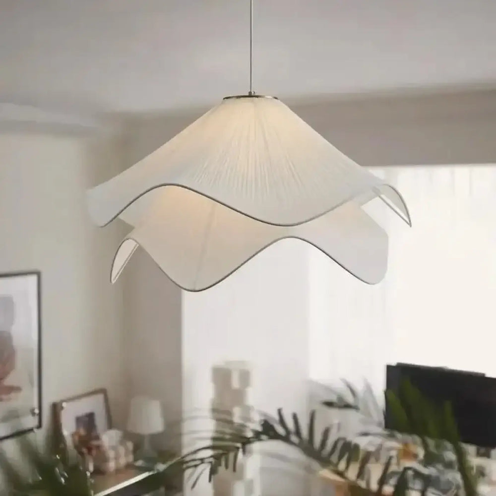 Suspension luminaire troka blanc en forme de pétale avec abat-jour en tissu doux et finitions métalliques subtiles