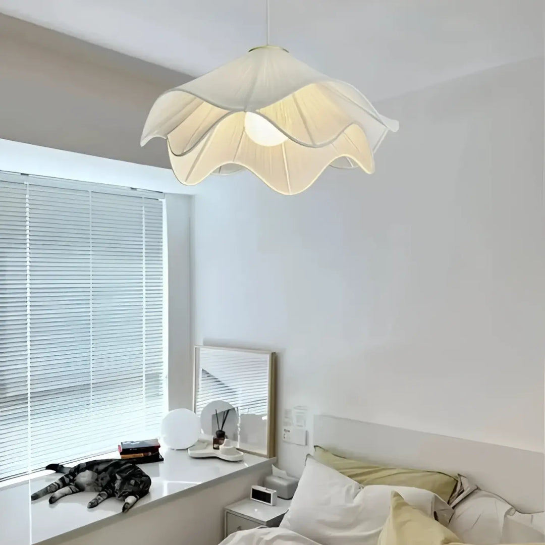 Suspension luminaire troka en tissu ivoire délicat avec design de pétales froncés suspendue au plafond