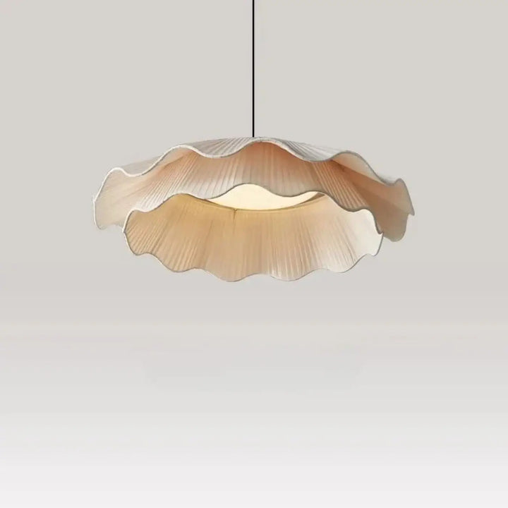 Suspension luminaire unda beige translucide avec design en couches ondulées et pétales en matériau léger