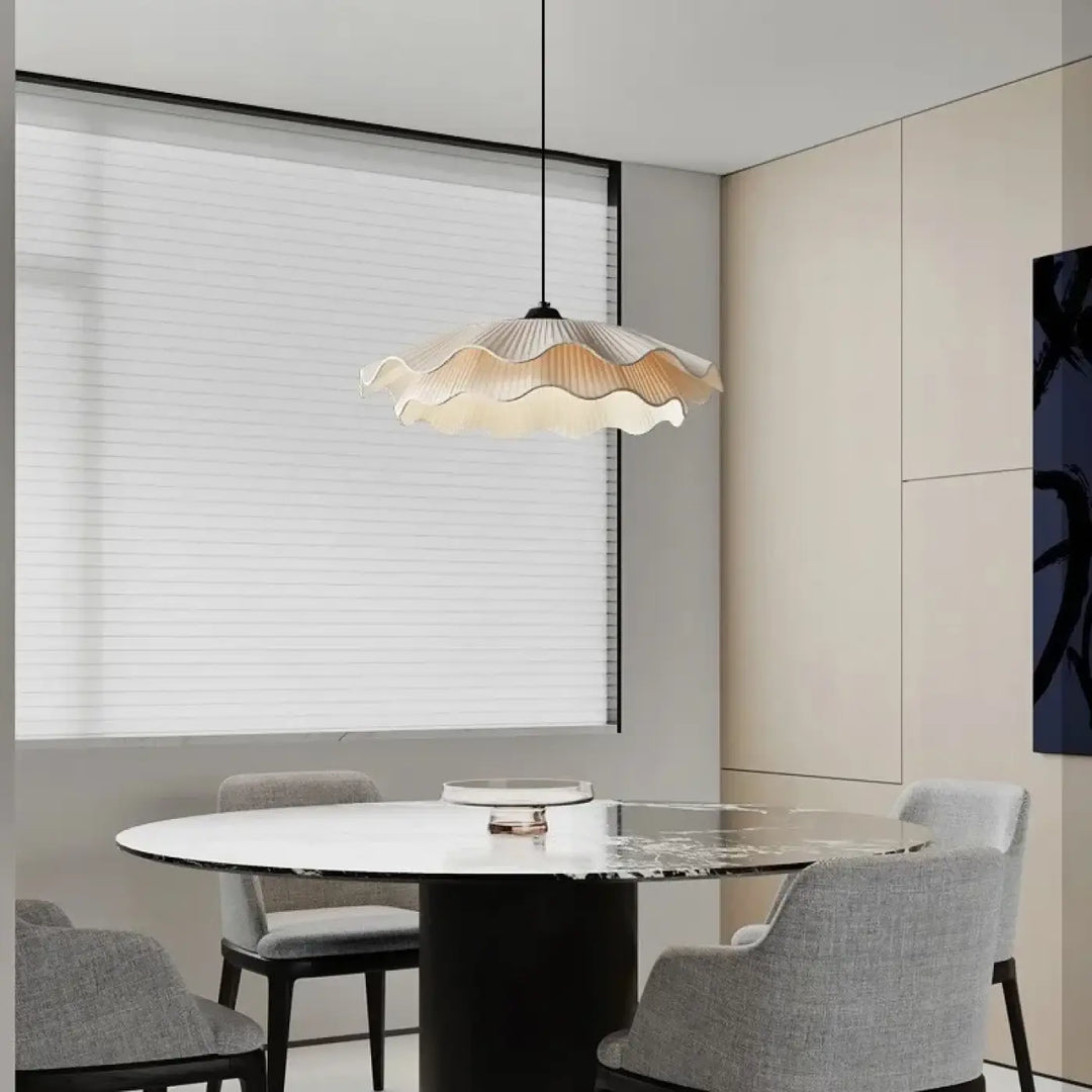 Suspension luminaire unda en crème avec un design plissé ondulé moderne suspendu au plafond