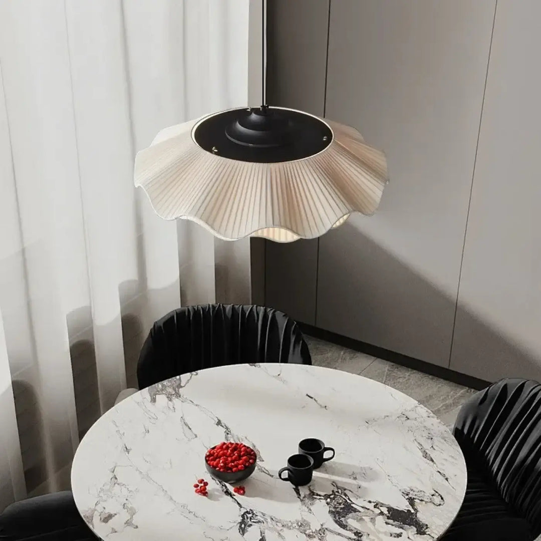 Suspension luminaire unda beige en papier plissé avec base métallique noire design élégant et moderne