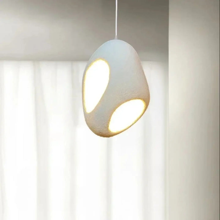 Suspension luminaire cavia en céramique ivoire avec deux découpes ovales lumineuses design aux moderne