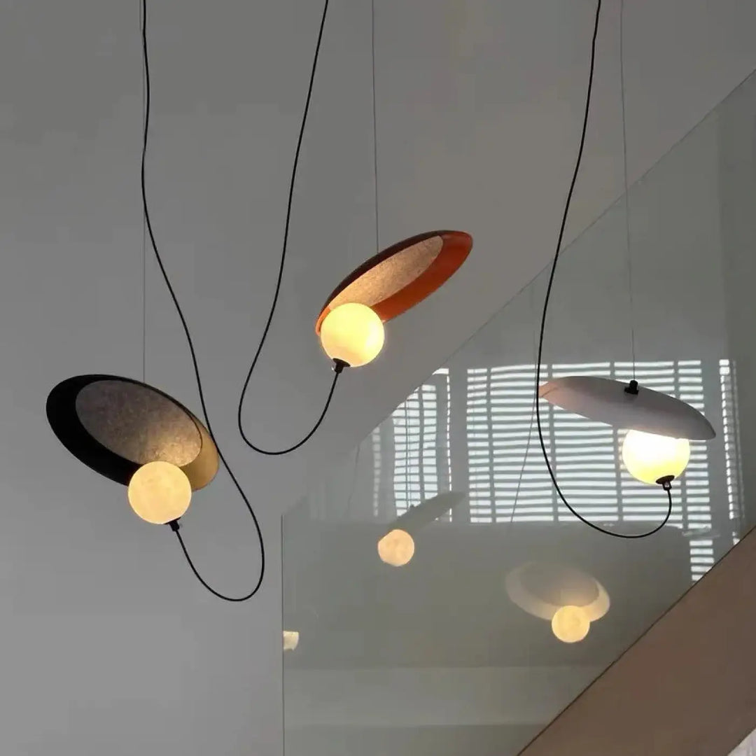 Suspension luminaire design aux formes modernes blanc noir rouge
