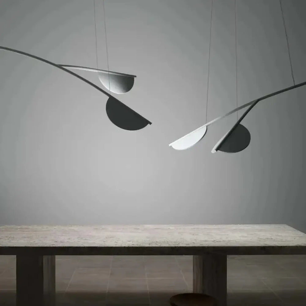 Suspension luminaire levia avec design lignes flottantes en bras métalliques incurvés noir mat et argent brossé