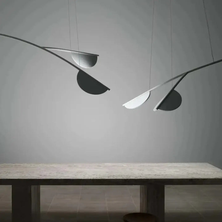 Suspension luminaire levia avec design lignes flottantes en bras métalliques incurvés noir mat et argent brossé