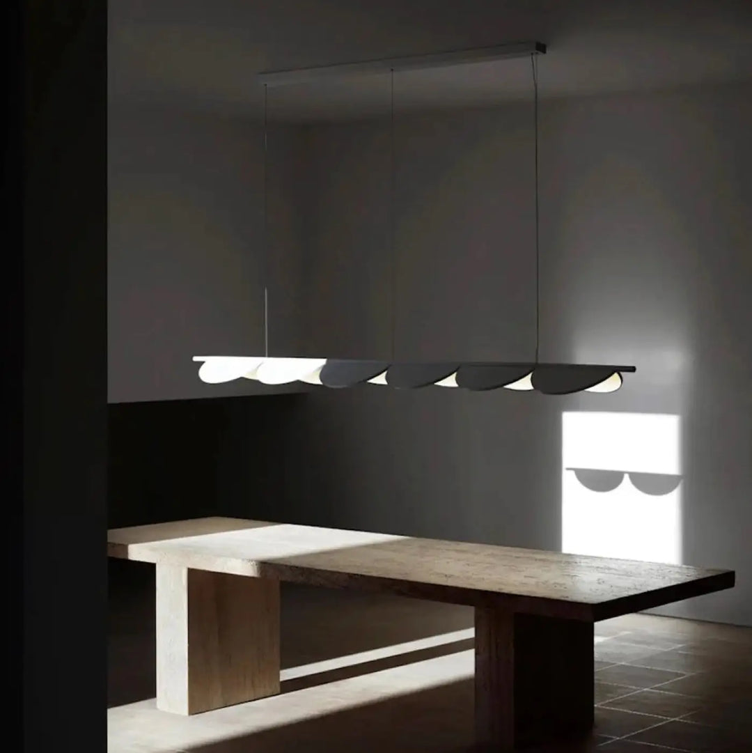 Suspension luminaire levia avec cadre rectangulaire allongé et segments ondulés blancs et noirs pour une illumination douce
