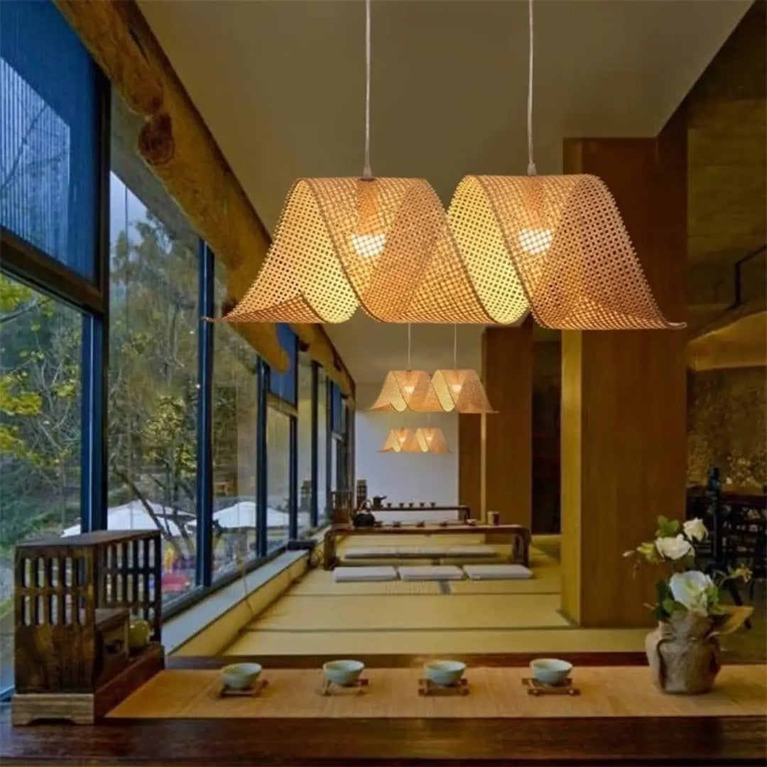 Suspension luminaire design en bambou naturel tressé beige zen