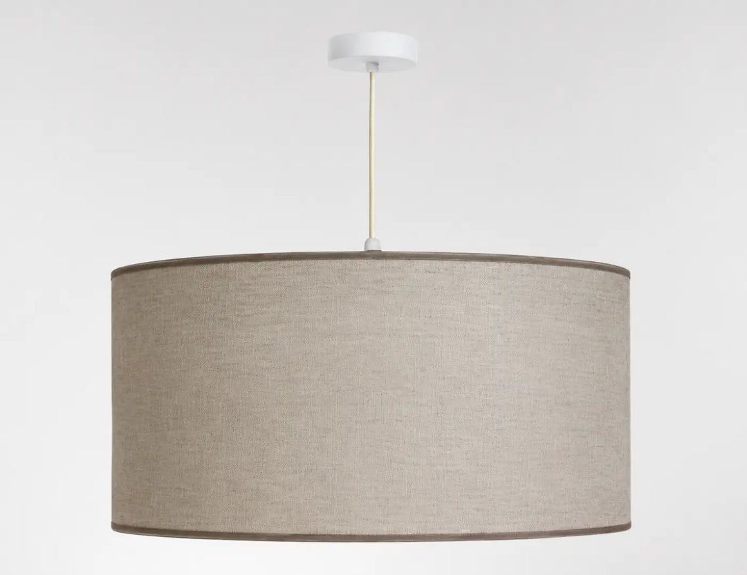 Suspension luminaire beige en lin avec monture de plafond blanche et cordon crème design boho élégant