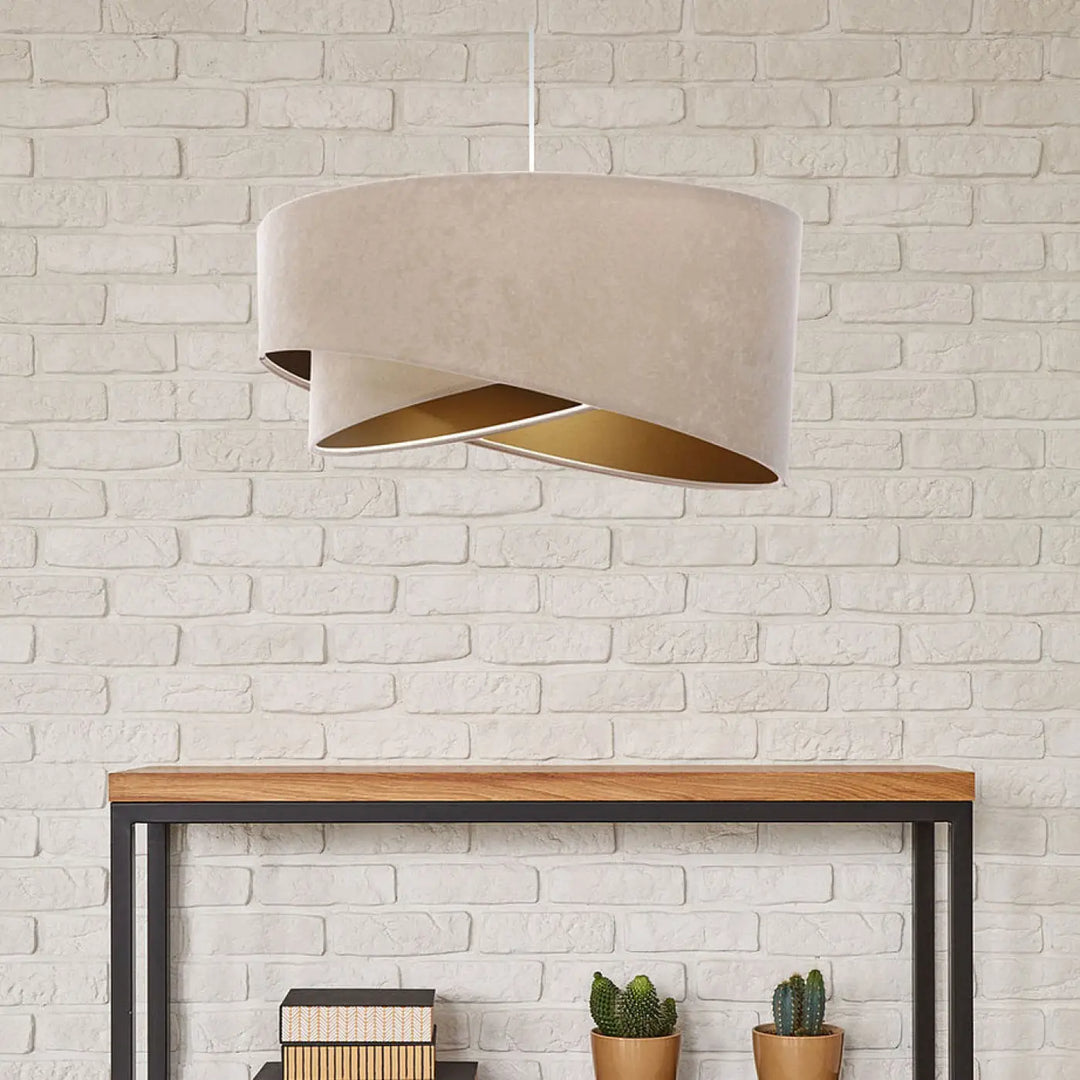 Suspension luminaire beige en velours avec intérieur doré et design moderne en couches galaxy auric