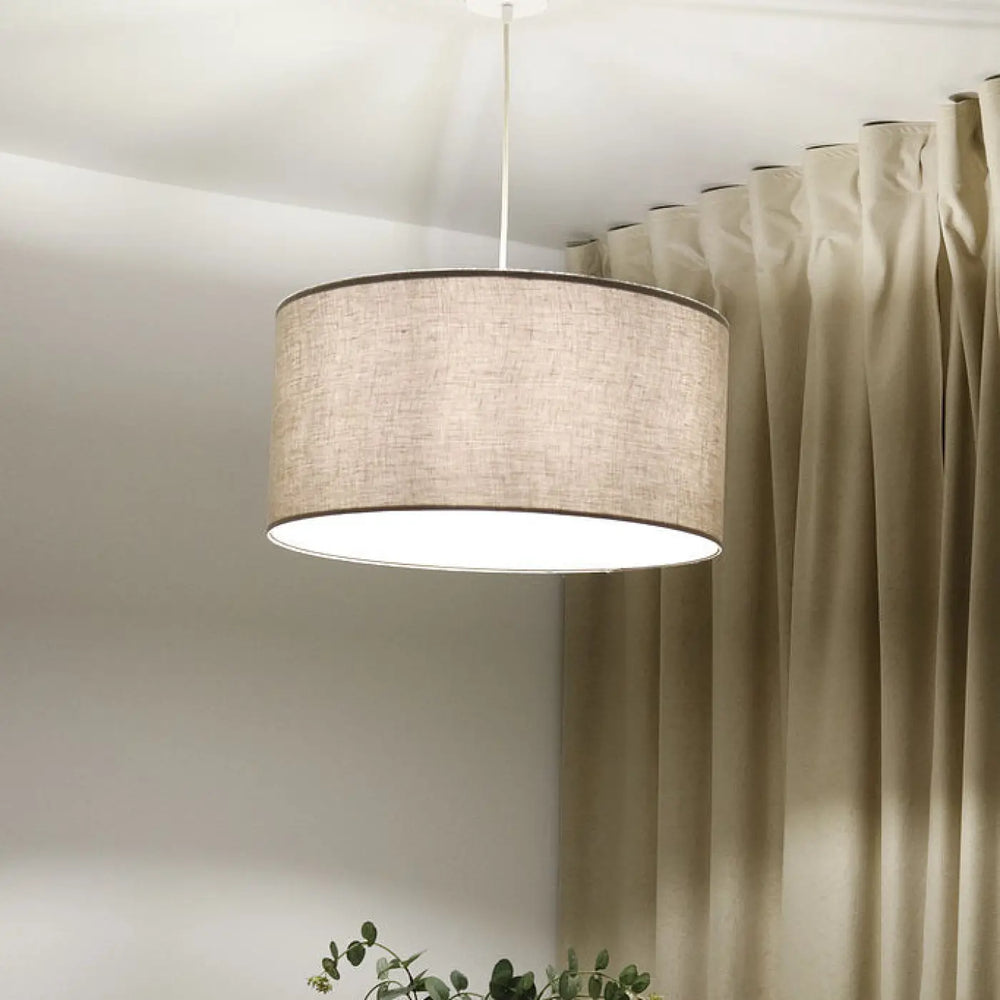 Suspension luminaire beige en lin avec tissage texturé subtil et bordure foncée dans un design luminaire beige boho