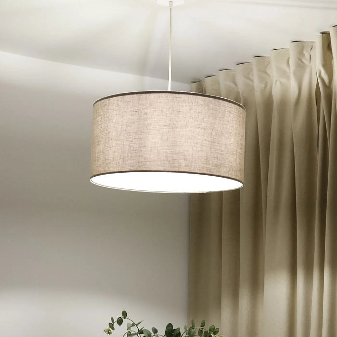 Suspension luminaire beige en lin avec tissage texturé subtil et bordure foncée dans un design luminaire beige boho