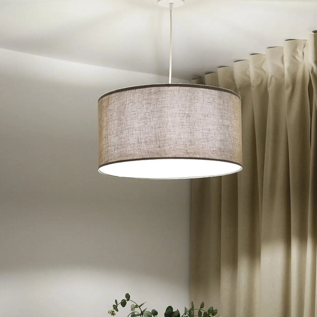 Suspension luminaire design beige en lin avec anneau intérieur blanc pour un éclairage élégant et naturel