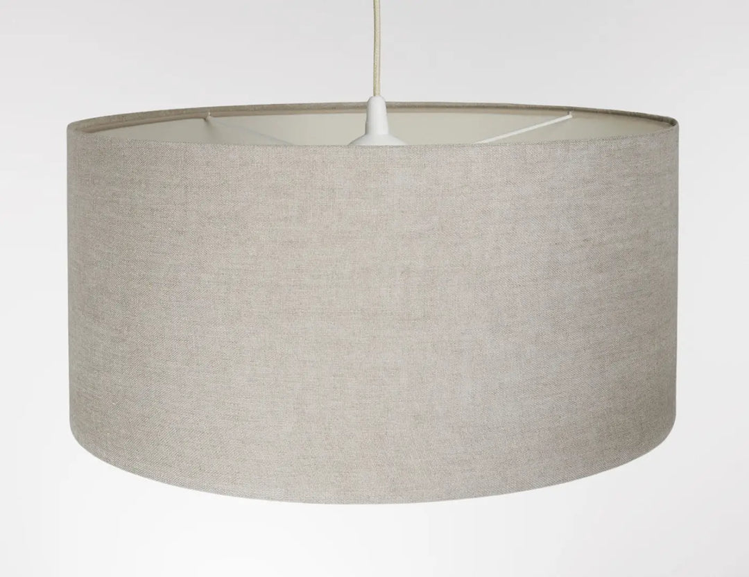Suspension luminaire beige cylindrique en lin avec installation centrale blanche design beige élégant