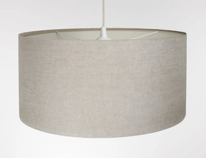 Suspension luminaire beige cylindrique en lin avec installation centrale blanche design beige élégant