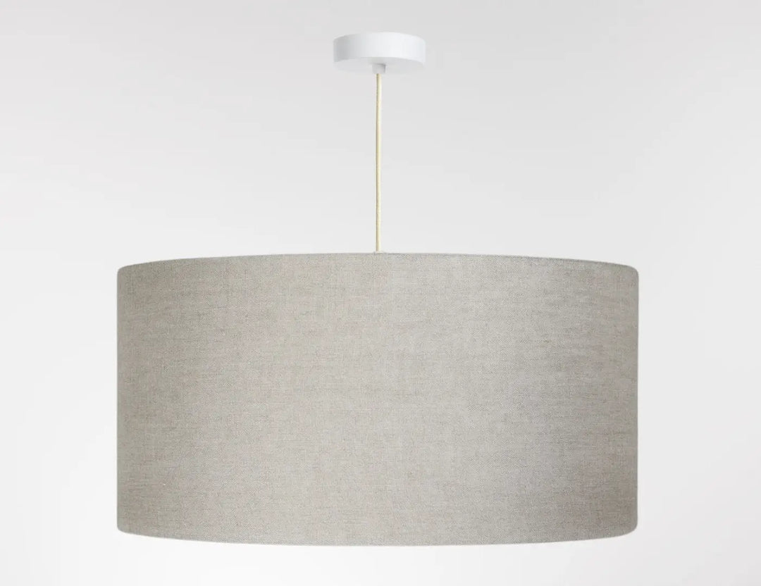 Suspension luminaire design beige en lin avec fixation au plafond blanche et chaîne dorée pour décoration intérieure élégante