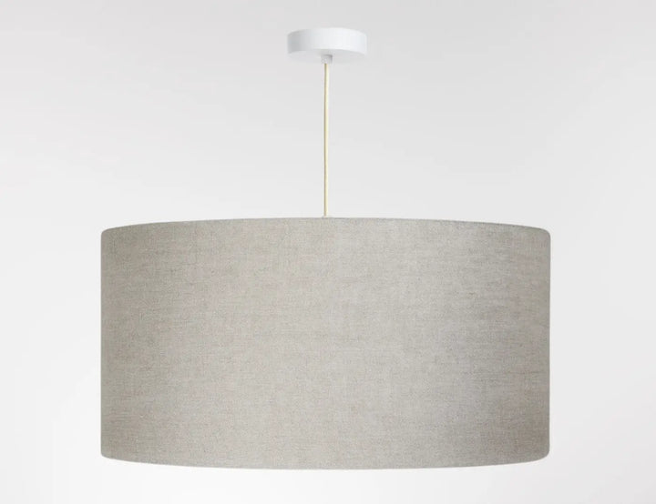 Suspension luminaire design beige en lin avec fixation au plafond blanche et chaîne dorée pour décoration intérieure élégante