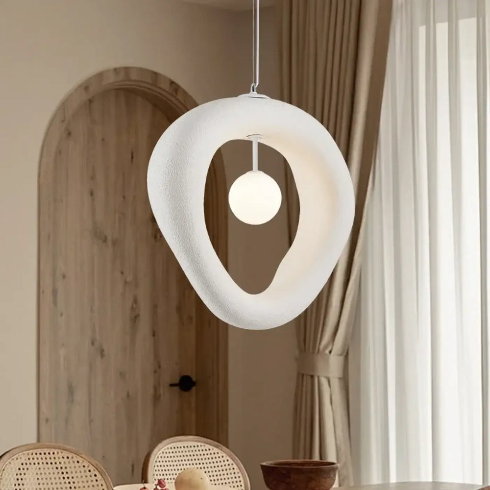 Suspension luminaire design blanche à anneau organique épuré