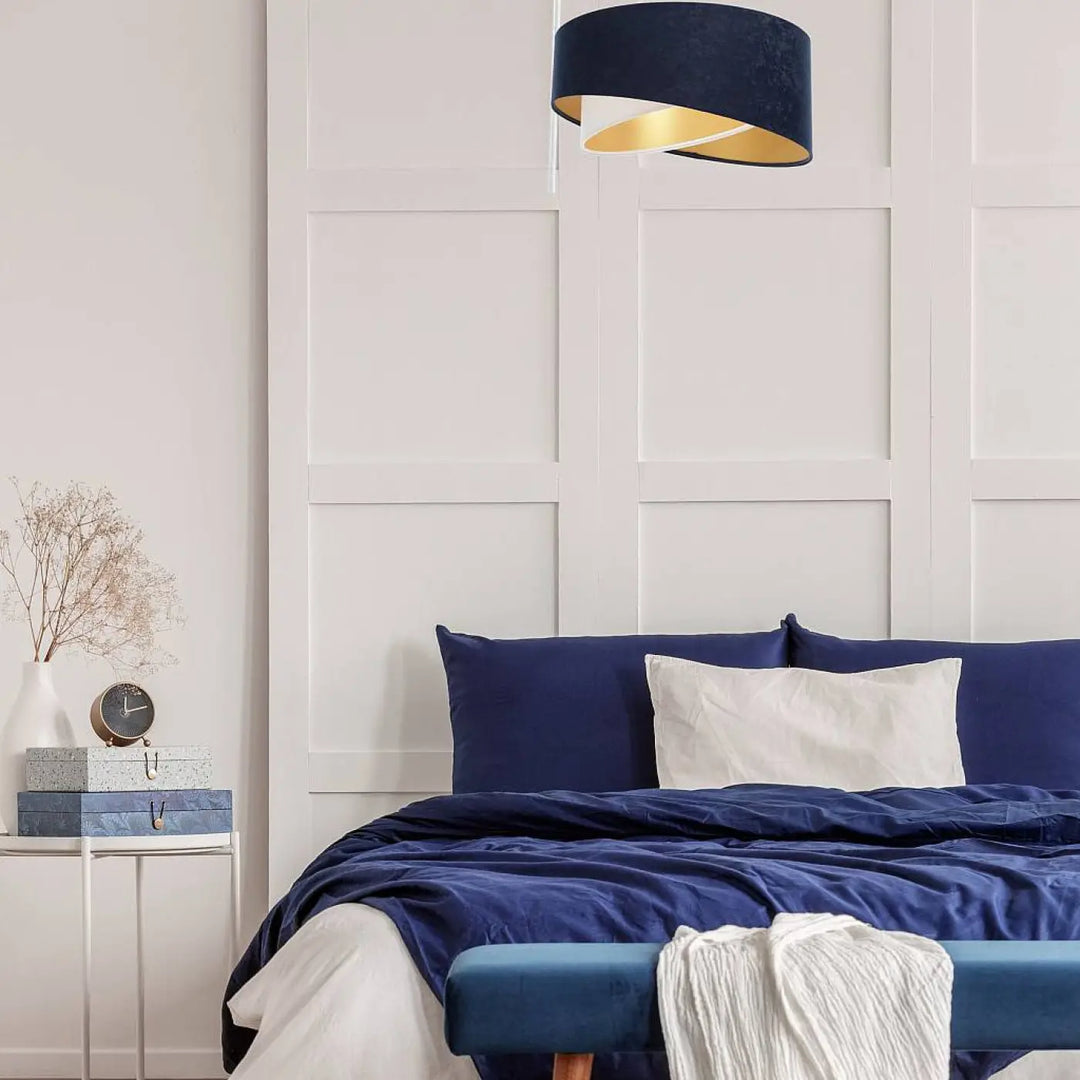 Suspension luminaire galaxy auric bleu marine en velours avec intérieur doré design bleu marine élégant et moderne