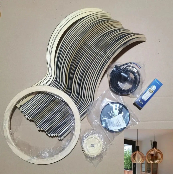 Composants de suspension luminaire fosach en bois aux lignes courbes finition naturelle avec accents rayés noirs en kit
